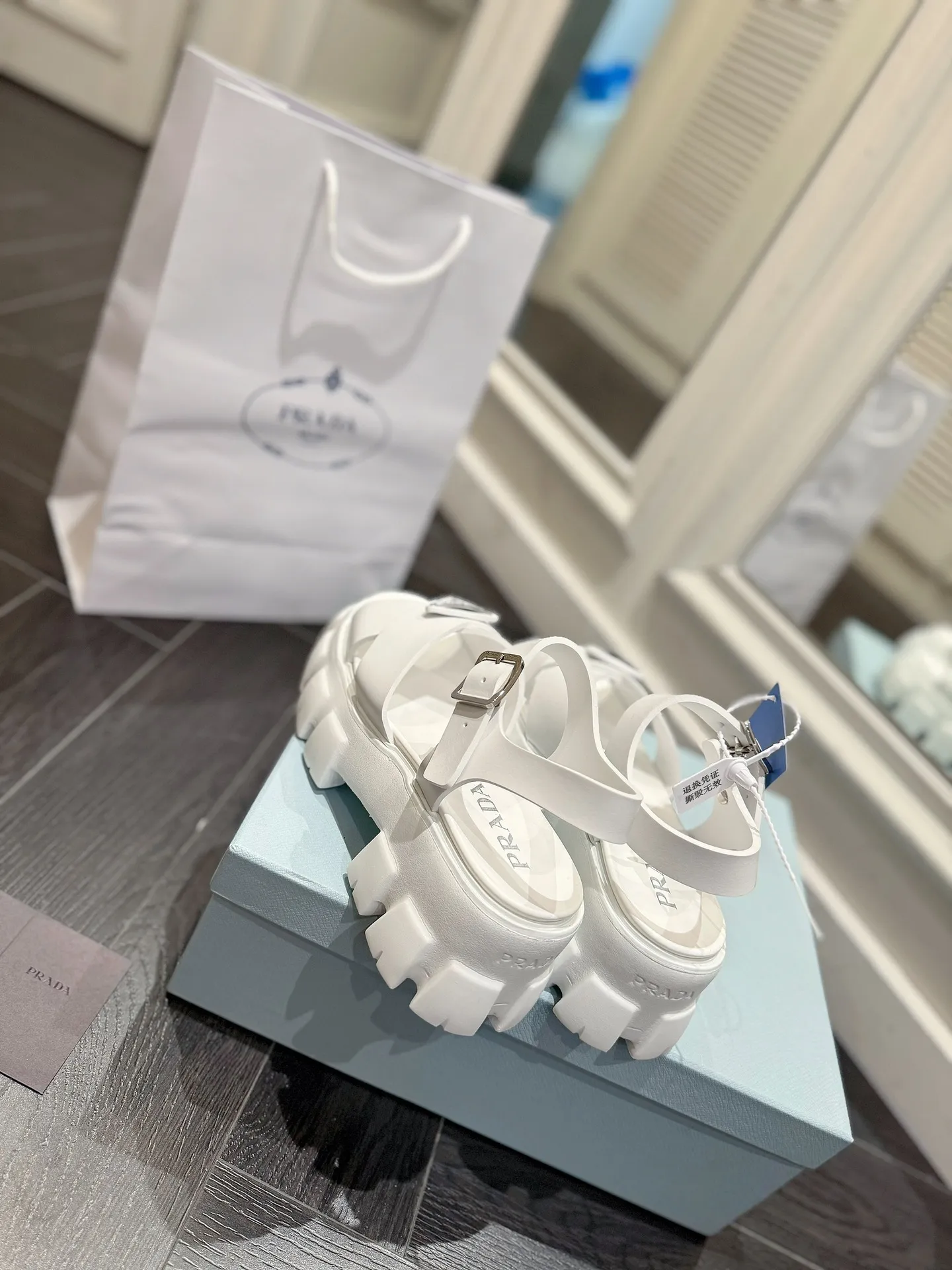 👟👟Ex-factory price 460👟👟 prada Roman shoes will definitely make you fall in love with them! The latest spring and summer sawtooth Roman braided thick-soled sandals E64, retro, fashionable and avant-garde gear teeth, 55mm thick-soled soles and uppers, making the whole pair of shoes light and comfortable. Bright colors, a variety of choices to satisfy fashionable people of different styles! The iconic metal triangle logo is paired with the shape of ancient beach sandals. Every design element is fashionable! Color: black and white Size: 35-41